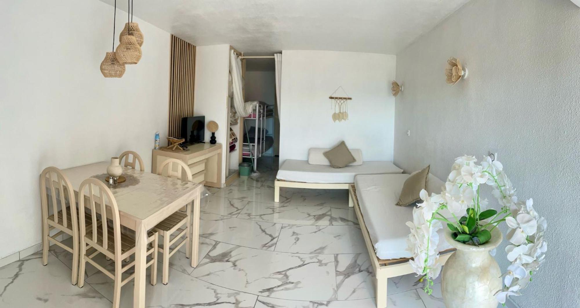 En Front De Appartement